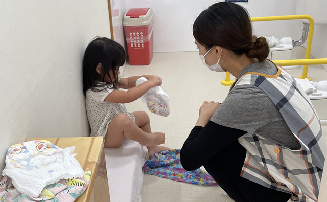 おむつ交換の写真